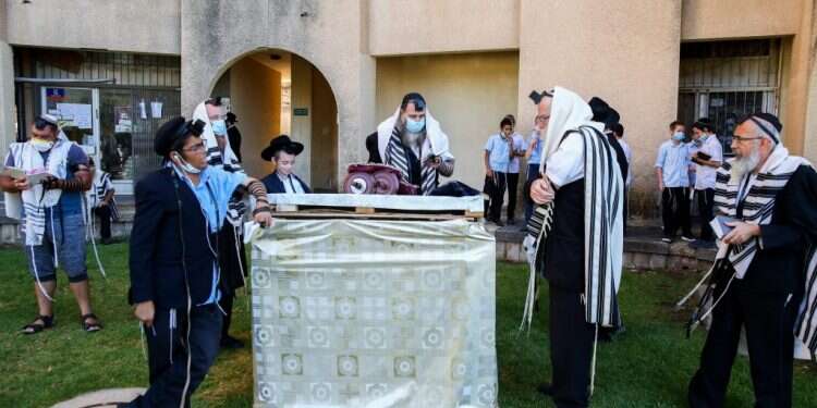 מניין חצר. צילום: דוד כהן, פלאש 90 מבצע ימים נוראים: כך יתקיימו התפילות בחגי תשרי