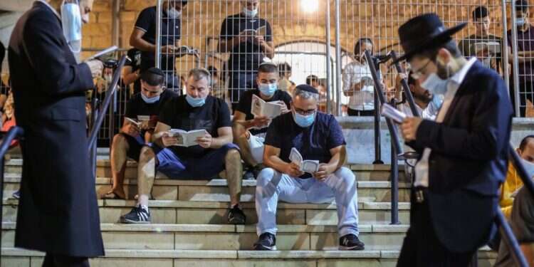 אמירת סליחות במירון, השבוע. צילום: דוד כהן, פלאש 90 מותר לנו גם להאמין שהשנה הזאת תפתיע אותנו לטובה