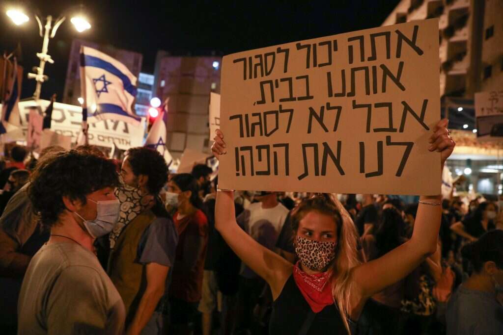 ההפגנה בבלפור במוצאי ראש השנה. צילום: EPA