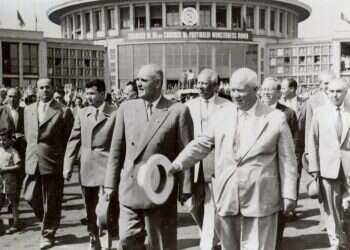 שהשכנים לא ישמעו: החיים בצל קומוניזם