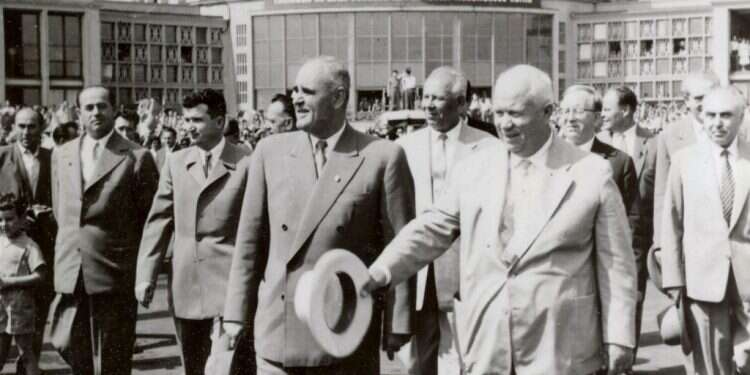 שהשכנים לא ישמעו: החיים בצל קומוניזם