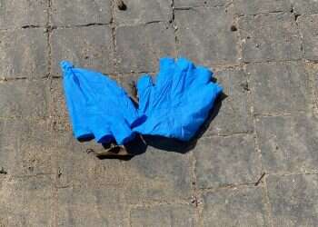 כפפות על המדרכה: אמנות בימי קורונה