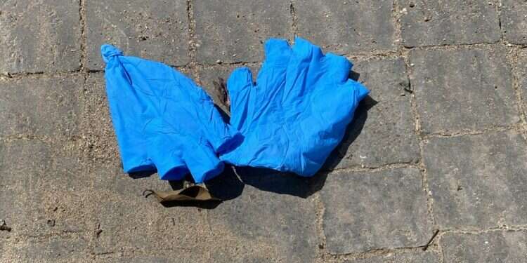 כפפות על המדרכה: אמנות בימי קורונה