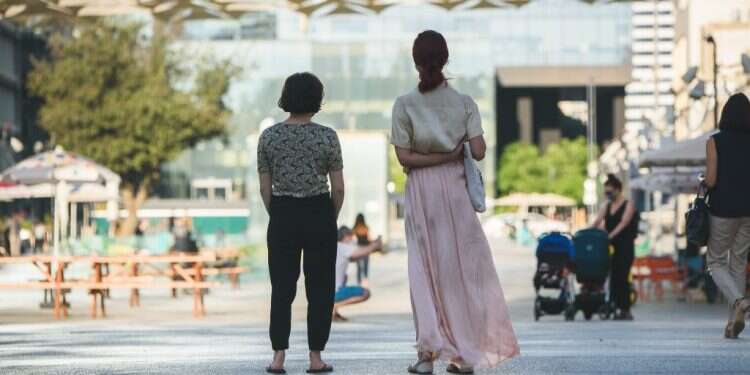 Less Alone City. צילום: יאיר מיוחס פגישה אישית: צופה אחד, ארבע שחקניות והעיר תל–אביב