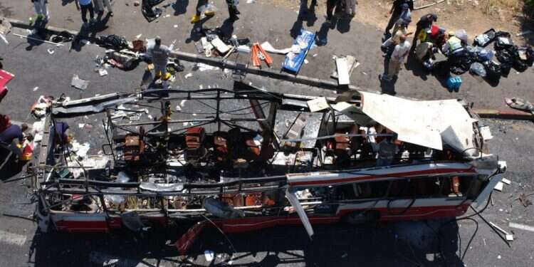 השיר הפך להמנון התקופה. הפיגוע בקו 32 א בירושלים. צילום: פלאש 90 זה מצטלם כמו מלחמה: בחזרה לפסקול האינתיפאדה השנייה