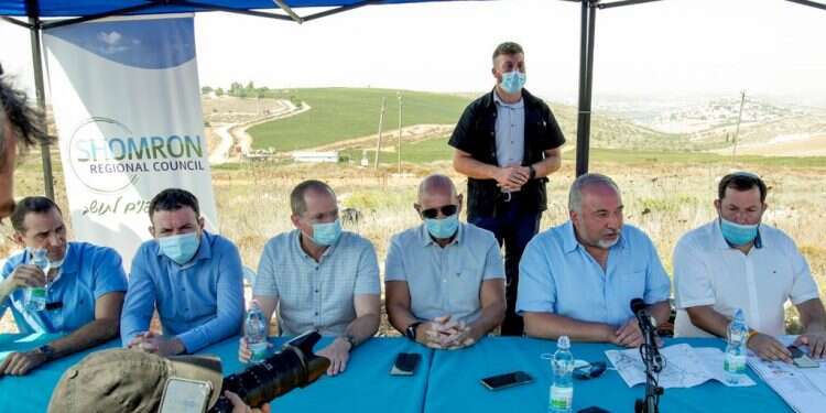 סיעת ישראל ביתנו בסיור בשומרון. צילום: ישראל ביתנו ברקע סערת הריבונות: ליברמן התקבל בזרועות פתוחות בשומרון