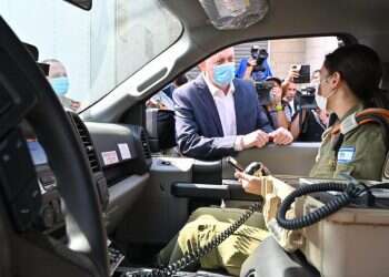 שר הביטחון בכפר-קאסם: "לא באנו להעניש, אלא לעבוד יחד"