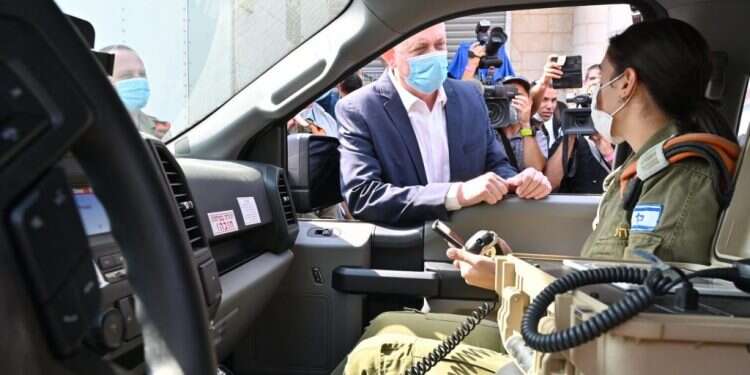 שר הביטחון בכפר-קאסם: "לא באנו להעניש, אלא לעבוד יחד"