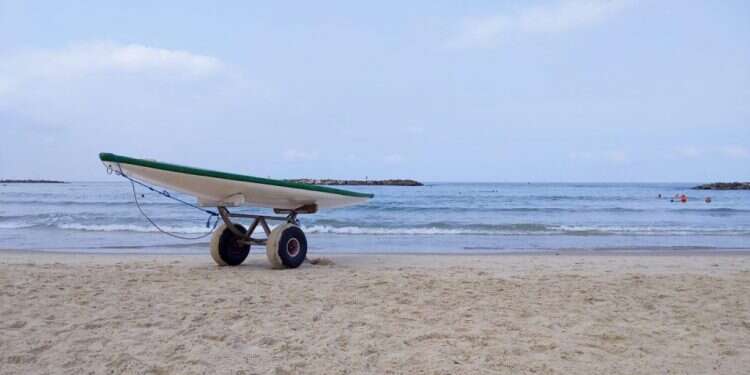 סירה שטוחה, שצורתה אדרתו של דג – וחרטומים לה בשני הצדדים. צילום: רינה נקונצ'ני חסקה: הסירה שנולדה בדממה