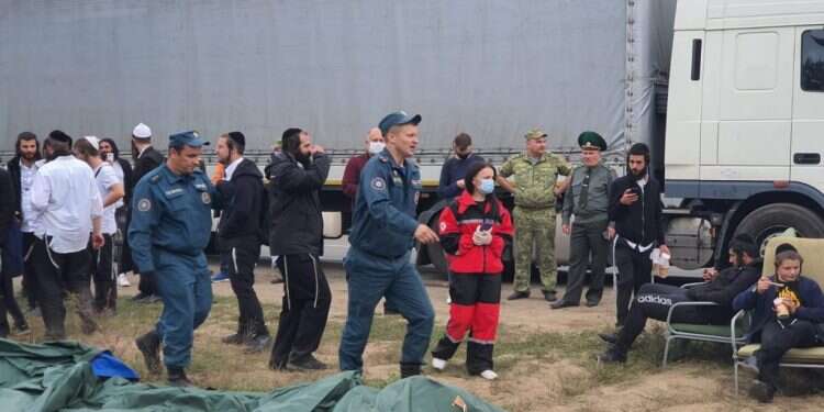 כוחות בלרוס מסייעים לחסידים שתקועים בגבול. צילום: יצחק גולד ללא מחסה ואספקה: חסידי ברסלב מעוכבים בגבול אוקראינה