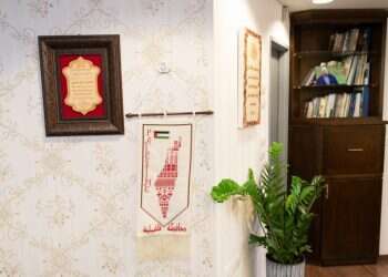 ראש עיריית טייבה יושב תחת "מפת פלסטין"