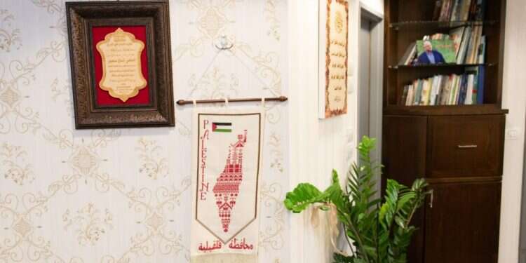 המפה בלשכתו של ראש העיר. צילום: שריה דיאמנט ראש עיריית טייבה יושב תחת "מפת פלסטין"