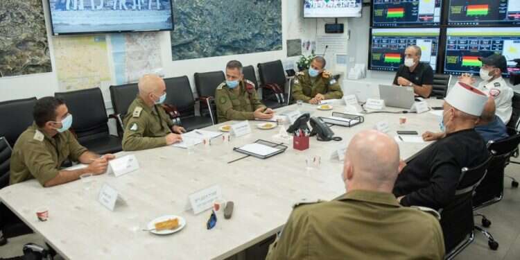 בשל המספרים הגואים: צה"ל שוקל כניסה לסגר מלא