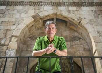 שבע שפות ומזוודה אחת: הכירו את חתן התנ"ך למבוגרים