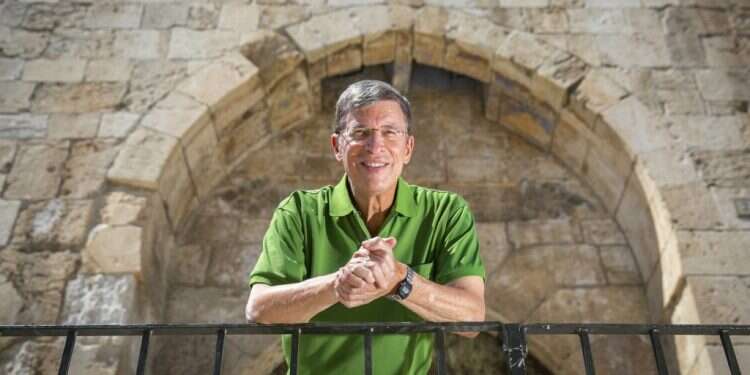 אבשלום קור. צילום: אוליבייה פיטוסי, פלאש 90 שבע שפות ומזוודה אחת: הכירו את חתן התנ"ך למבוגרים