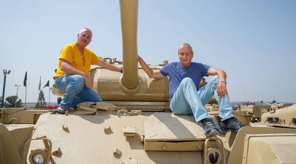 לנדאו (מימין) וקנטור על דגם הטנק שעליו לחמו, במוזיאון יד לשריון בלטרון. צילום: לירון מולדובן "שמעתי את הזעקה והבנתי שהנהג חי"
