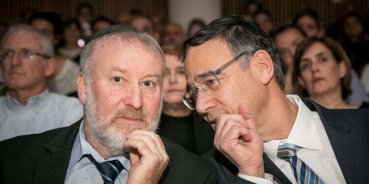 שי ניצן ואביחי מנדלבליט. צילום: אוליבייה פיטוסי, פלאש 90 מבחינת הפרקליטות נתניהו הוא לא חשוד, הוא אויב