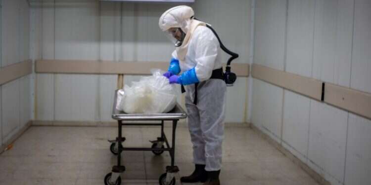 יעקב קורץ, קברן בבית העלמין חולון. צילום: אריק סולטן