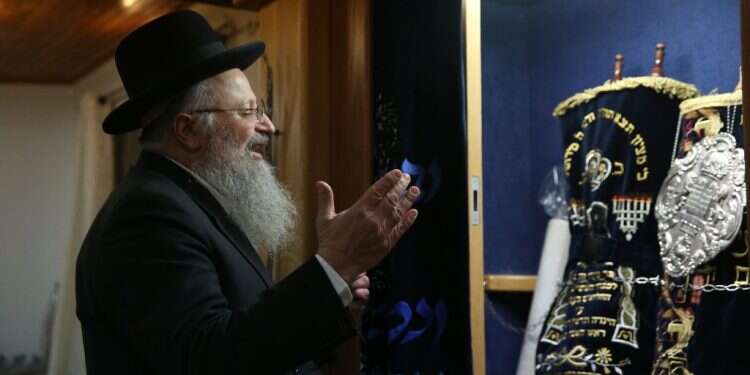 בג"ץ נגד הרב אליהו: "התבטאויותיו חצו קו אדום"