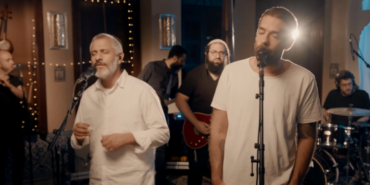רביד פלוטניק ואביתר בנאי שרים יחד את  ימי הרחמים הסליחות מחייבים אותנו ליצור אוויר אחר
