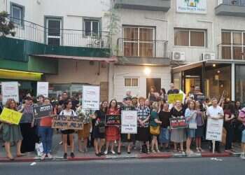 אוחנה לא חותם, והחוק לאיסור צריכת זנות לא נאכף