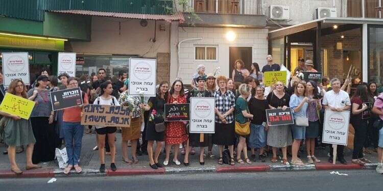אוחנה לא חותם, והחוק לאיסור צריכת זנות לא נאכף