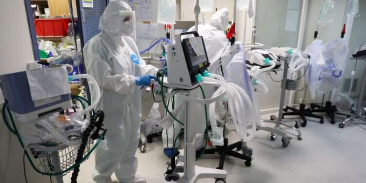 מחלקת קורונה בשערי צדק. צילום: EPA בבתי החולים מתריעים: אין מספיק רופאים, המצב קריטי