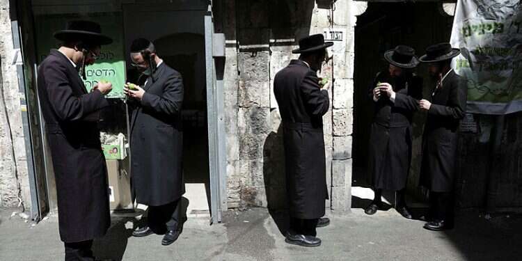 זכותם של החרדים לעצב זהות, רק שלא יבקשו טובות