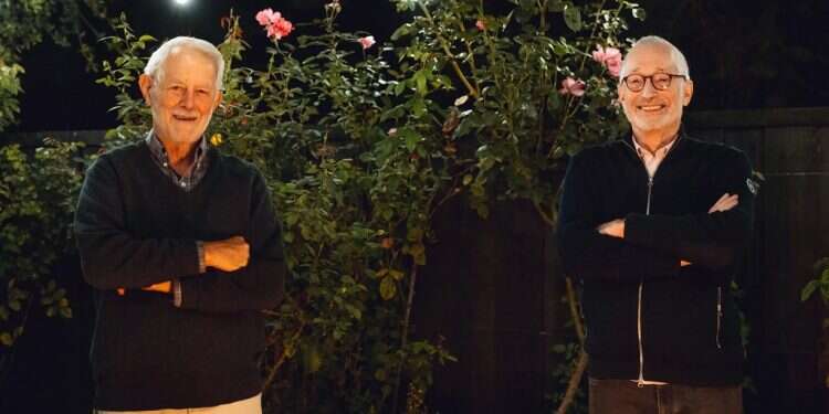 פול מילגרום (מימין) ורוברט וילסון אחרי בשורת הזכייה. צילום: EPA ממודעות ועד תדרים וחיפושי גז: כך הועילו לנו זוכי הנובל