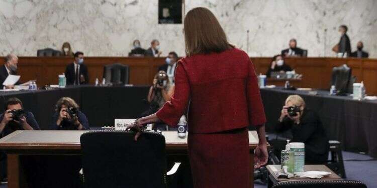 איימי קוני-ברט ביום השני לשימוע. צילום: EPA כשגם המילון בוחר צד, התרבות הפוליטית יצאה משליטה