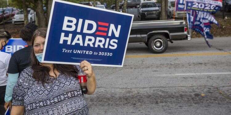 תומכי ביידן וטראמפ מחוץ לכנס בחירות באטלנטה, השבוע. צילום: EPA הבחירות בארה"ב: קרבות המשנה על השליטה בסנאט