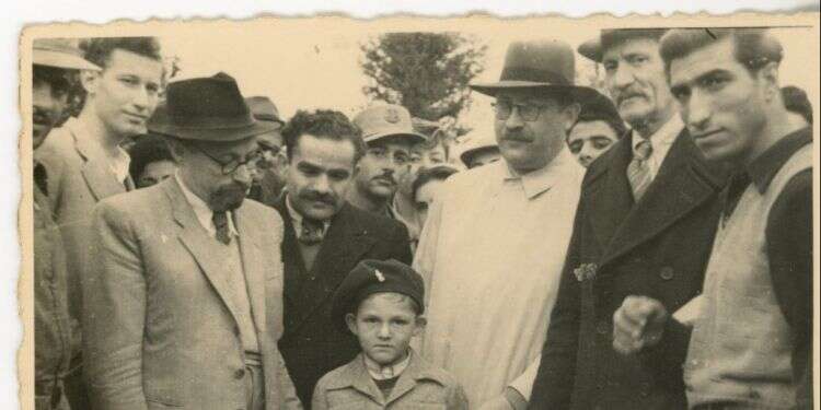 שלושת המנהיגים באזכרה הפומבית הראשונה ליאיר, 1949 . במרכז: הילד יאיר בנו של אברהם שטרן, מימינו נתן ילין־מור, יצחק שמיר וד בין קצוות האידאולוגייה: מבוכתם של לוחמי החירות