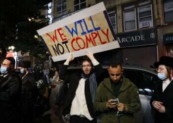 החרדים בניו יורק נאבקים בממשל קואומו שהנהיג מדיניות רמזור