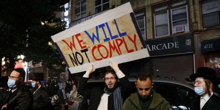 החרדים בניו יורק נאבקים בממשל קואומו שהנהיג מדיניות רמזור