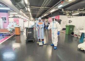 עובדי הניקיון במחלקת הקורונה: "מסכנים את חיינו באהבה"