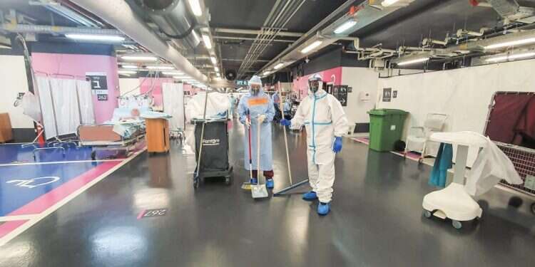 מחלקת הקורונה בבית החולים רמב עובדי הניקיון במחלקת הקורונה: "מסכנים את חיינו באהבה"