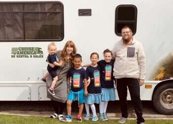 כך שליחי חב"ד שברו את הטאבו בנושא אימוץ