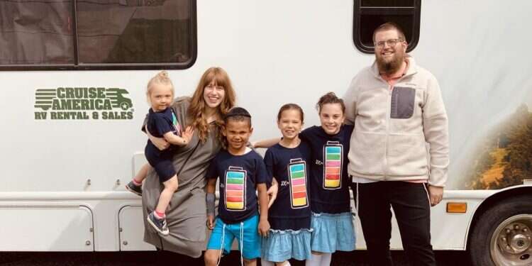 כך שליחי חב"ד שברו את הטאבו בנושא אימוץ