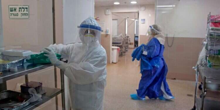 עובדי בתי חולים מקבלים פטור מבידוד למרות חשיפה לקורונה