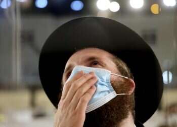 כְּשֶׁפָּסְקָה תְּפִלַּת רַבִּים הֵחֵלָּה תְּפִלַּת יָחִיד. צילום: AFP תפילת קורונה