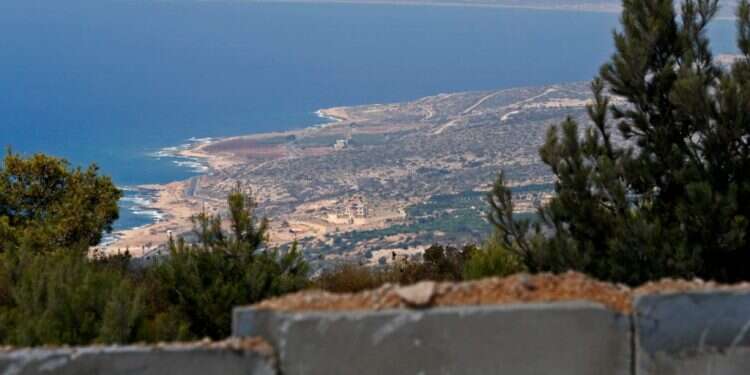 מבט מישראל על מפרץ נאקורה בדרום לבנון. צילום: AFP הסכם ימי עם לבנון יסלול את הדרך לניצול משאבי הגז