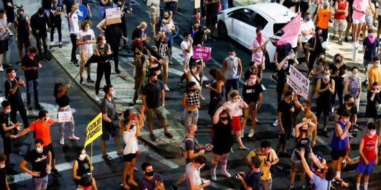 הפגנה בתל אביב. צילום: AFP ישראל כפסע מנקודת האל חזור: הגיע הזמן לקחת אחריות