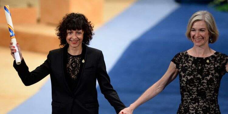 זוכות פרס נובל לכימיה ג'ניפר דאודנה ועמנואל שרפנטייה ב-2015. צילום: AFP