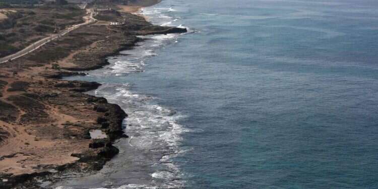 חוף ראש הנקרה, הסמוך לגבול עם לבנון. צילום: AFP שיחות בלי שלום: משלחות מישראל ולבנון ידונו בגבול הימי