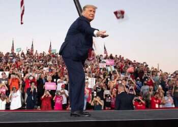 אחרי שהביס את הנגיף, טראמפ מקווה להחלמה גם בסקרים