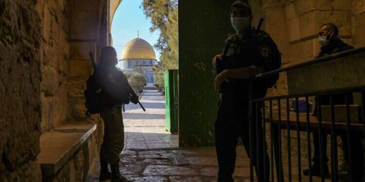 הר הבית, בשבוע שעבר. צילום: AFP הפעם זה ייגמר אחרת? זכות התפילה בהר הבית מגיעה שוב לבג"ץ