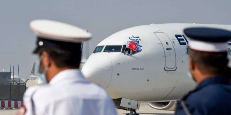 מטוס אל על עם המשלחת הישראלית-אמריקנית בשדה התעופה בבחריין. צילום: AFP כלכלה וטכנולוגיה: האפשרויות שנפתחו בהסכם עם בחריין