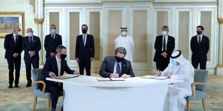 נציגים ישראלים ואמירותים חותמים על הסכמי שיתוף פעולה כלכלי. צילום: AFP שיר השבוע: שָׁלוֹם שָׁלֵם