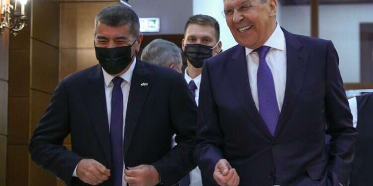 שר החוץ גבי אשכנזי ומקבילו הרוסי, סרגיי לברוב אתונה. צילום: AFP שרי החוץ של ישראל ורוסיה דנו בהמשך העיצומים על איראן