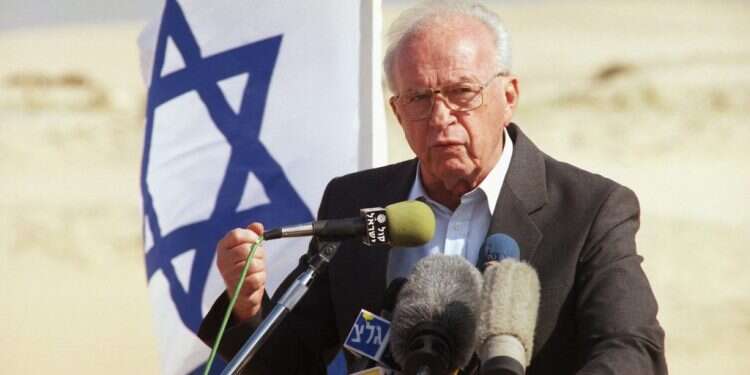 רבין כששעונו על ידו, 1994. צילום: AP 25 לרצח רבין: החזאית הבטיחה מזג אוויר נוח